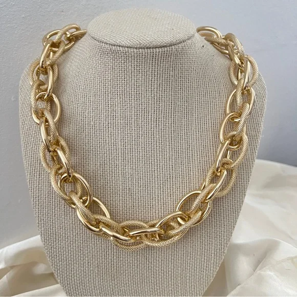 Chunky Gold Chain Statement Necklace adjustable 16”-18” women’s Jewelry - Picture 3 of 11